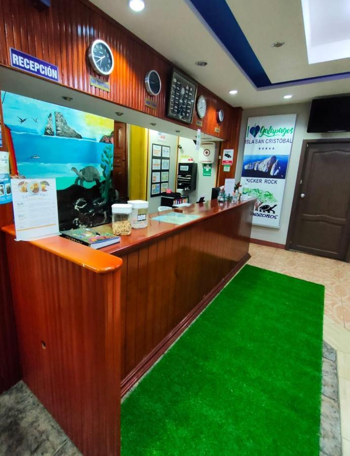 Hotel Los Algarrobos Puerto Baquerizo Moreno Bagian luar foto