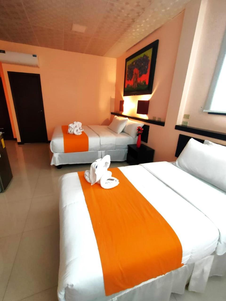Hotel Los Algarrobos Puerto Baquerizo Moreno Bagian luar foto