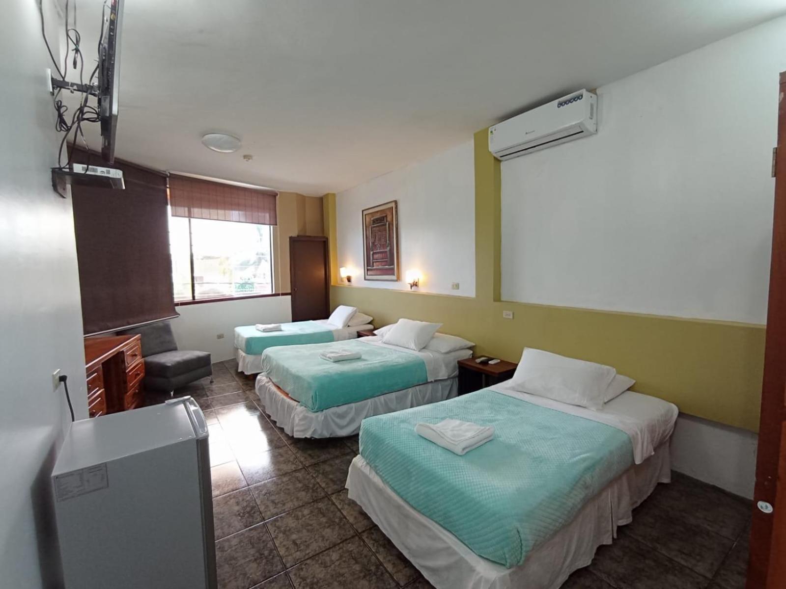Hotel Los Algarrobos Puerto Baquerizo Moreno Bagian luar foto