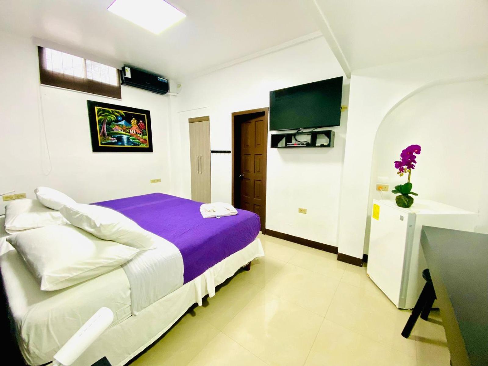 Hotel Los Algarrobos Puerto Baquerizo Moreno Bagian luar foto