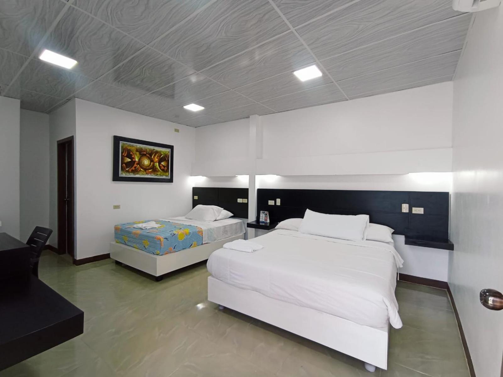 Hotel Los Algarrobos Puerto Baquerizo Moreno Bagian luar foto