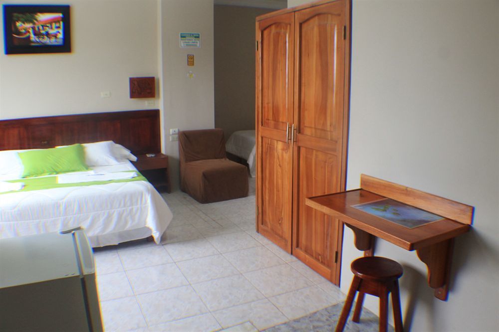 Hotel Los Algarrobos Puerto Baquerizo Moreno Bagian luar foto