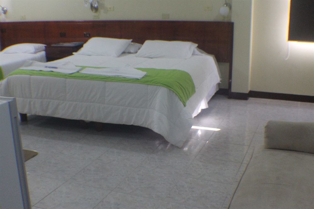 Hotel Los Algarrobos Puerto Baquerizo Moreno Bagian luar foto