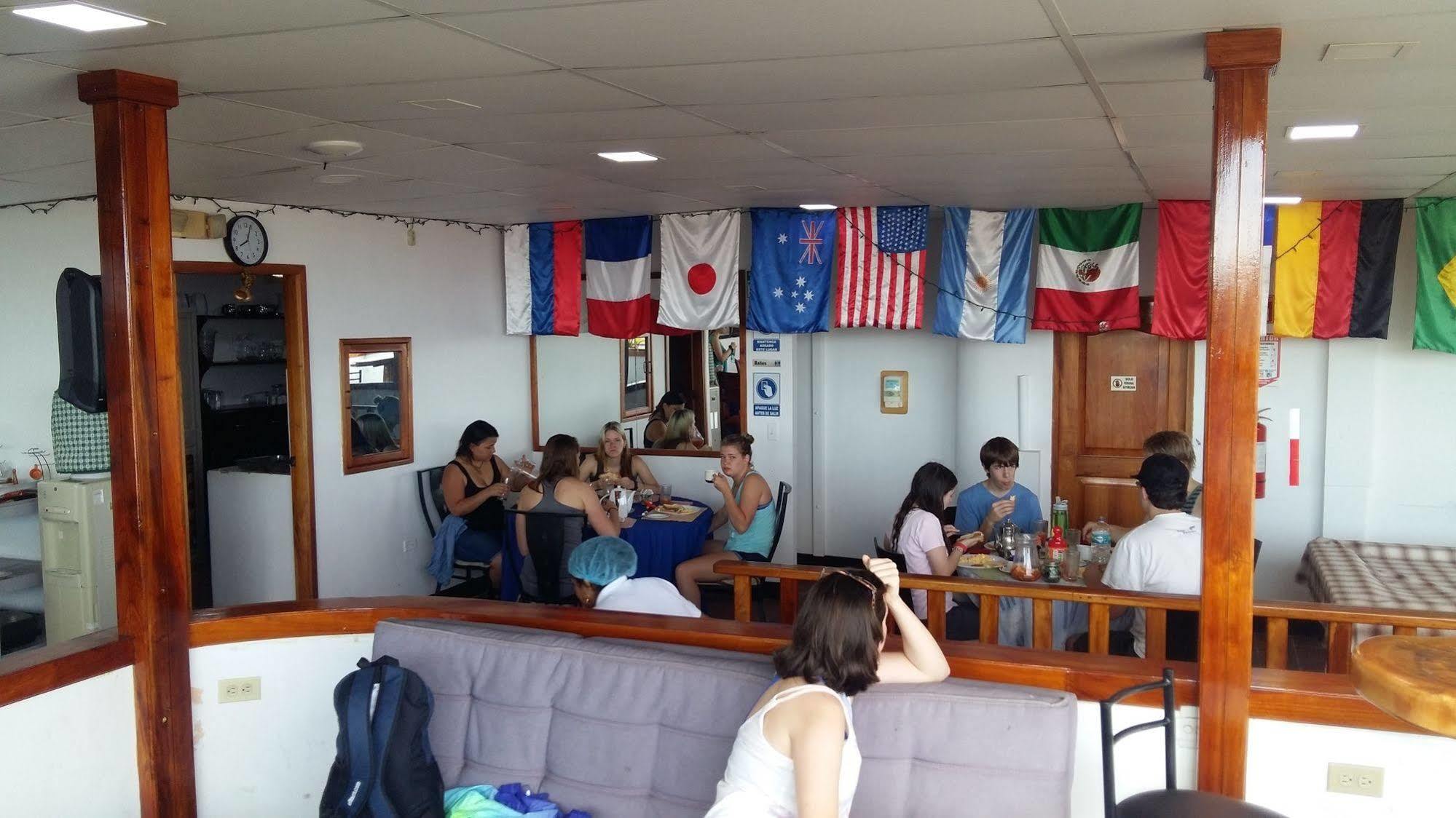 Hotel Los Algarrobos Puerto Baquerizo Moreno Bagian luar foto
