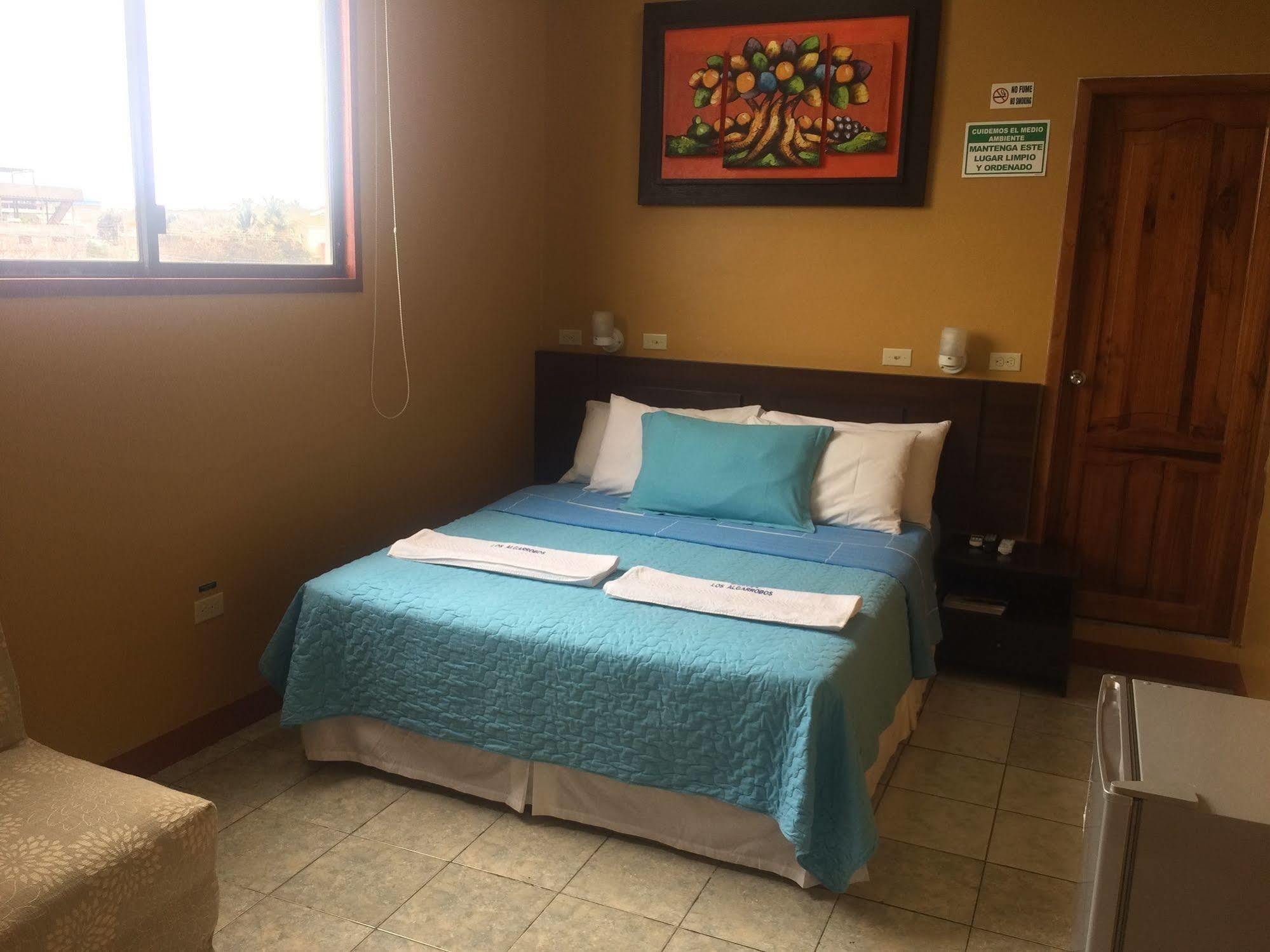 Hotel Los Algarrobos Puerto Baquerizo Moreno Bagian luar foto