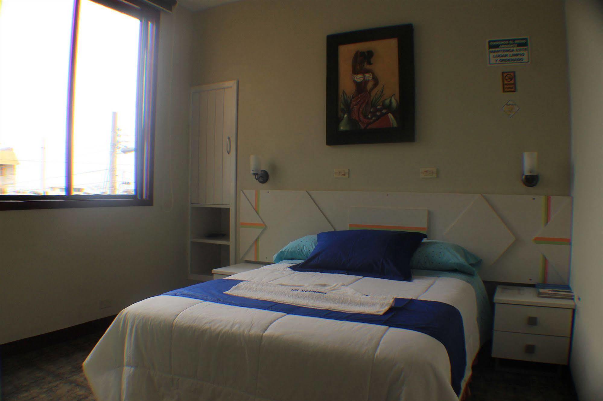 Hotel Los Algarrobos Puerto Baquerizo Moreno Bagian luar foto