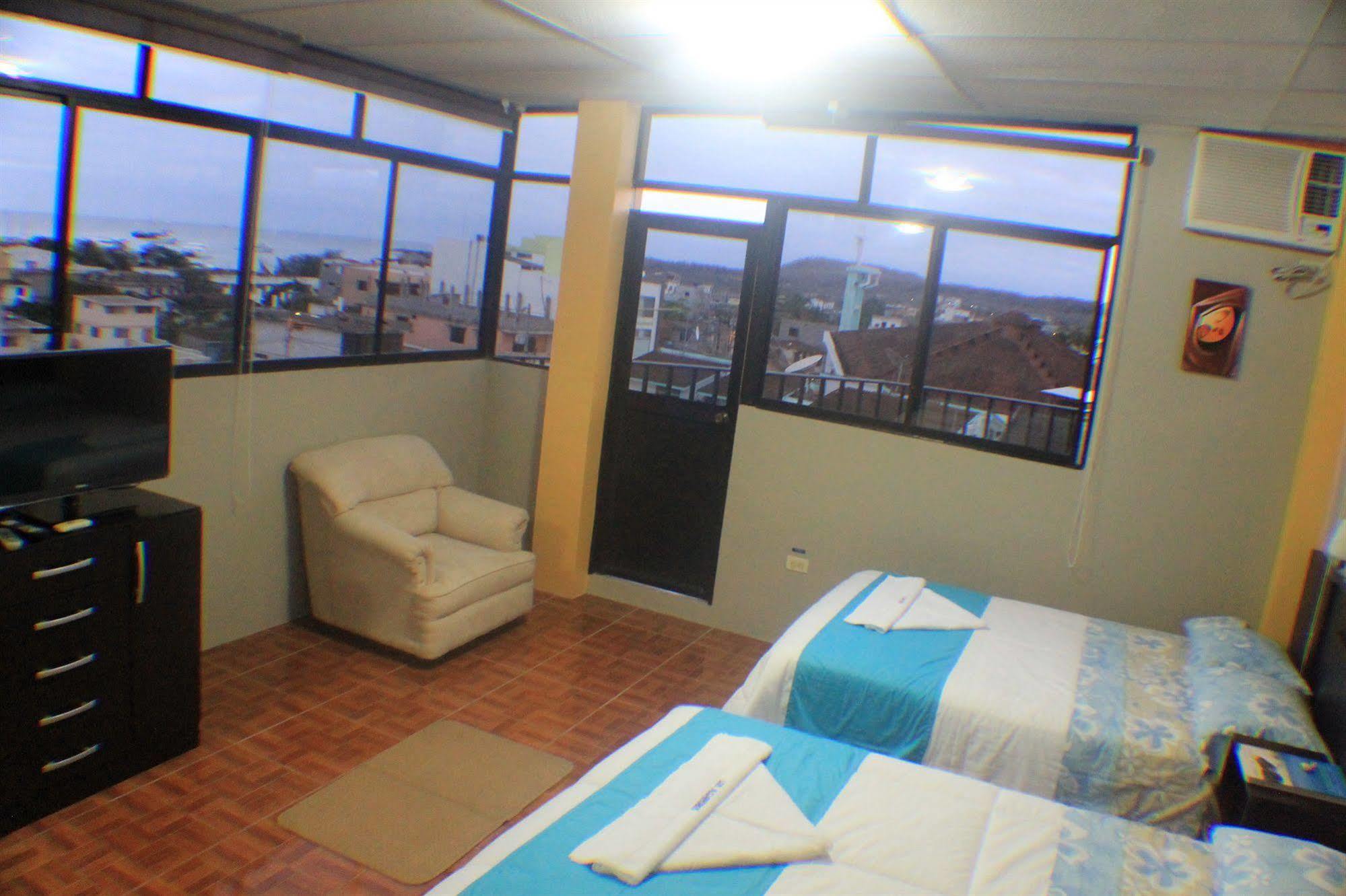 Hotel Los Algarrobos Puerto Baquerizo Moreno Bagian luar foto