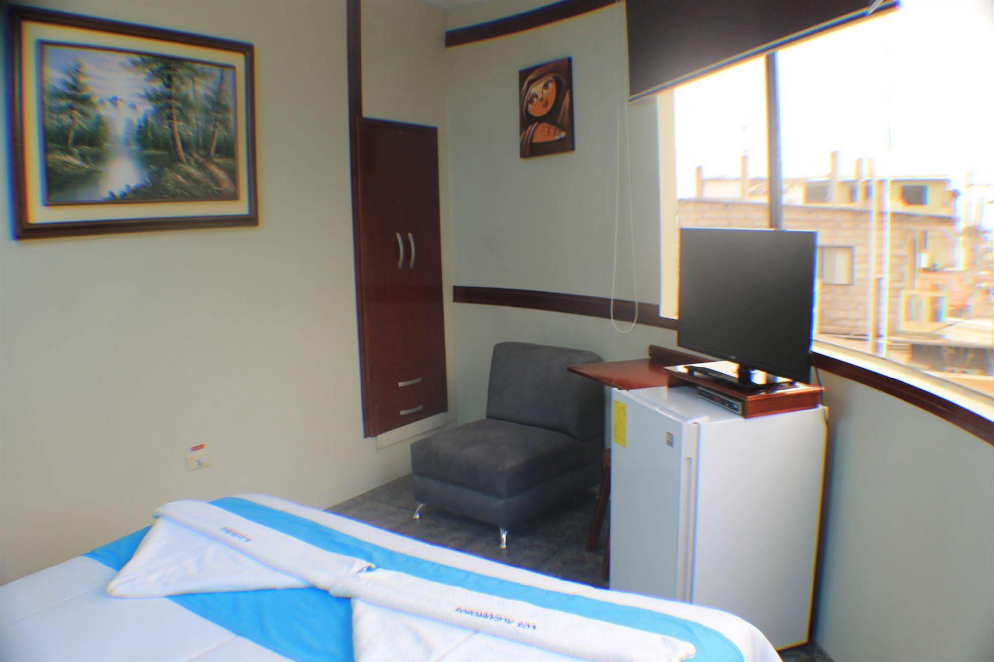 Hotel Los Algarrobos Puerto Baquerizo Moreno Bagian luar foto