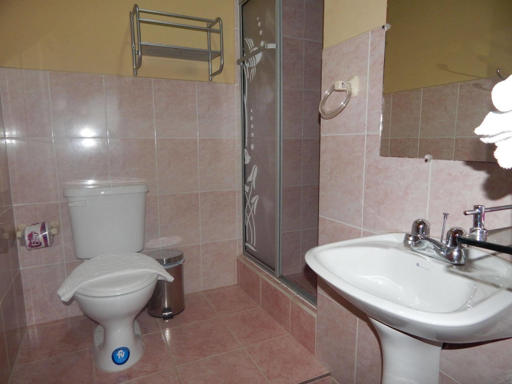 Hotel Los Algarrobos Puerto Baquerizo Moreno Bagian luar foto