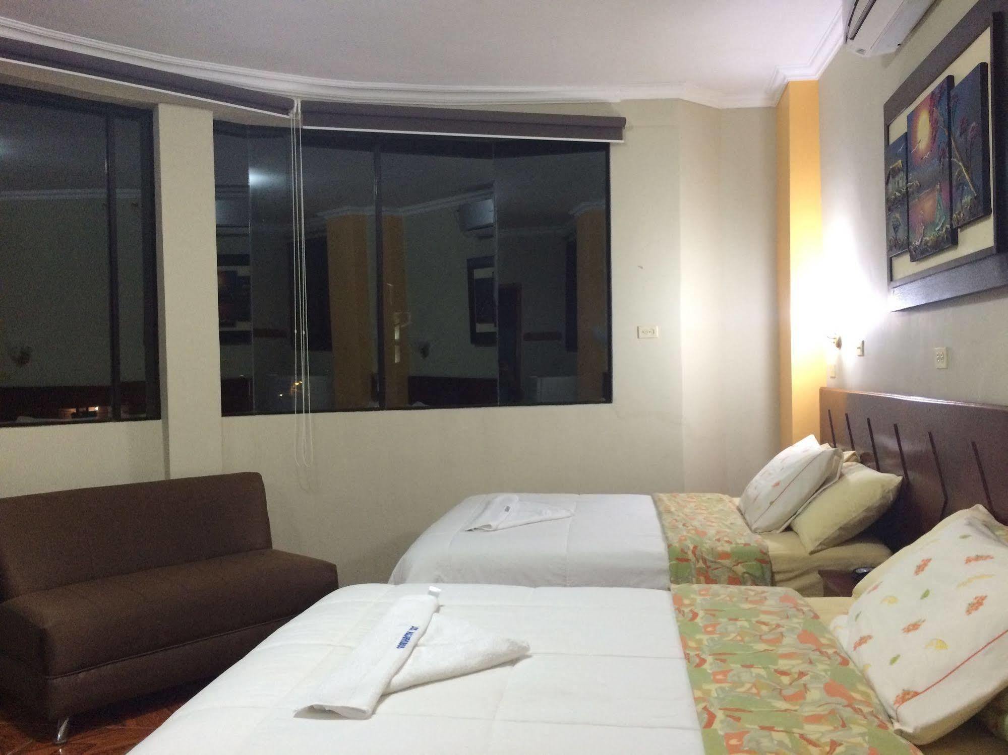 Hotel Los Algarrobos Puerto Baquerizo Moreno Bagian luar foto