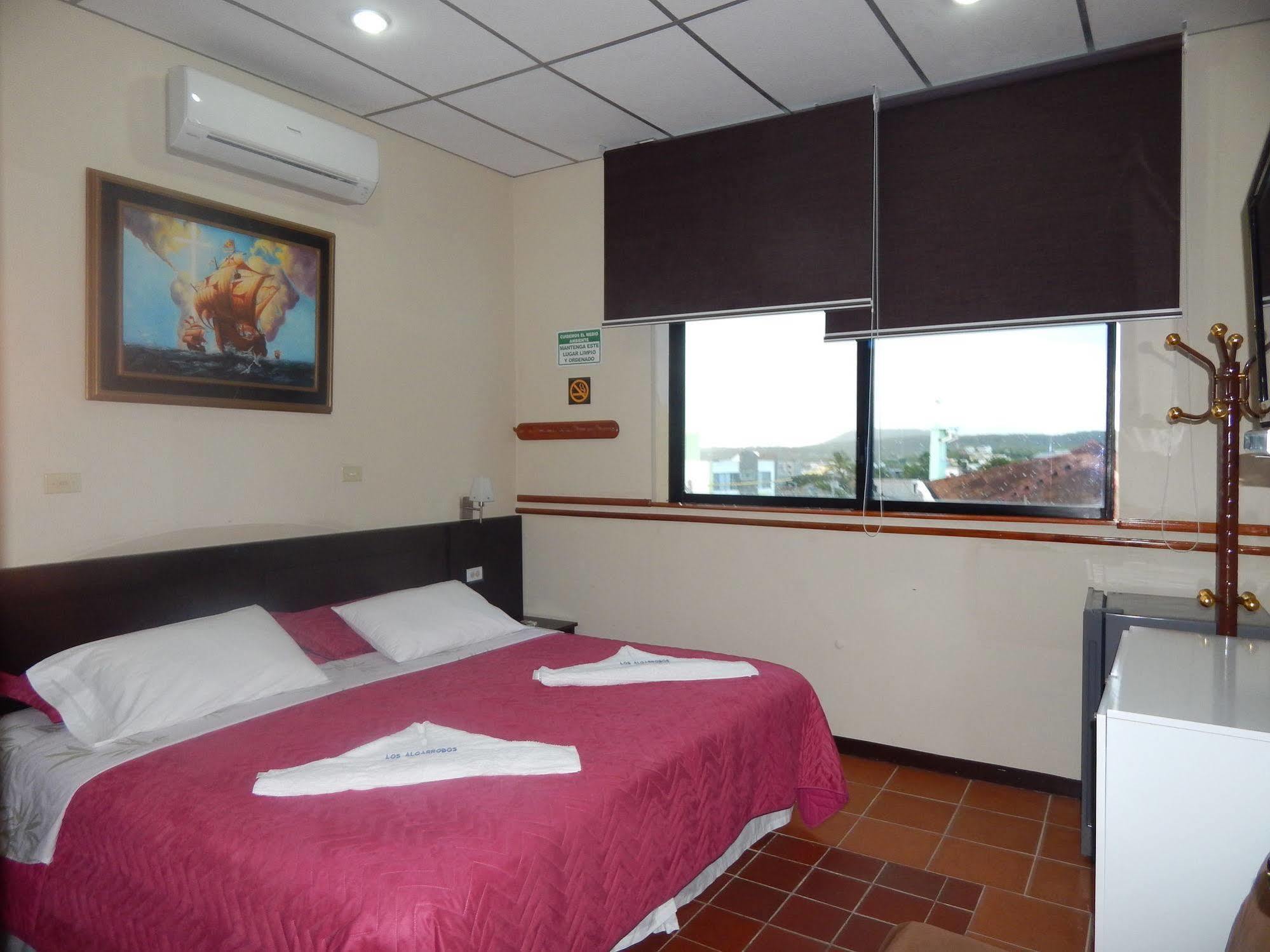 Hotel Los Algarrobos Puerto Baquerizo Moreno Bagian luar foto