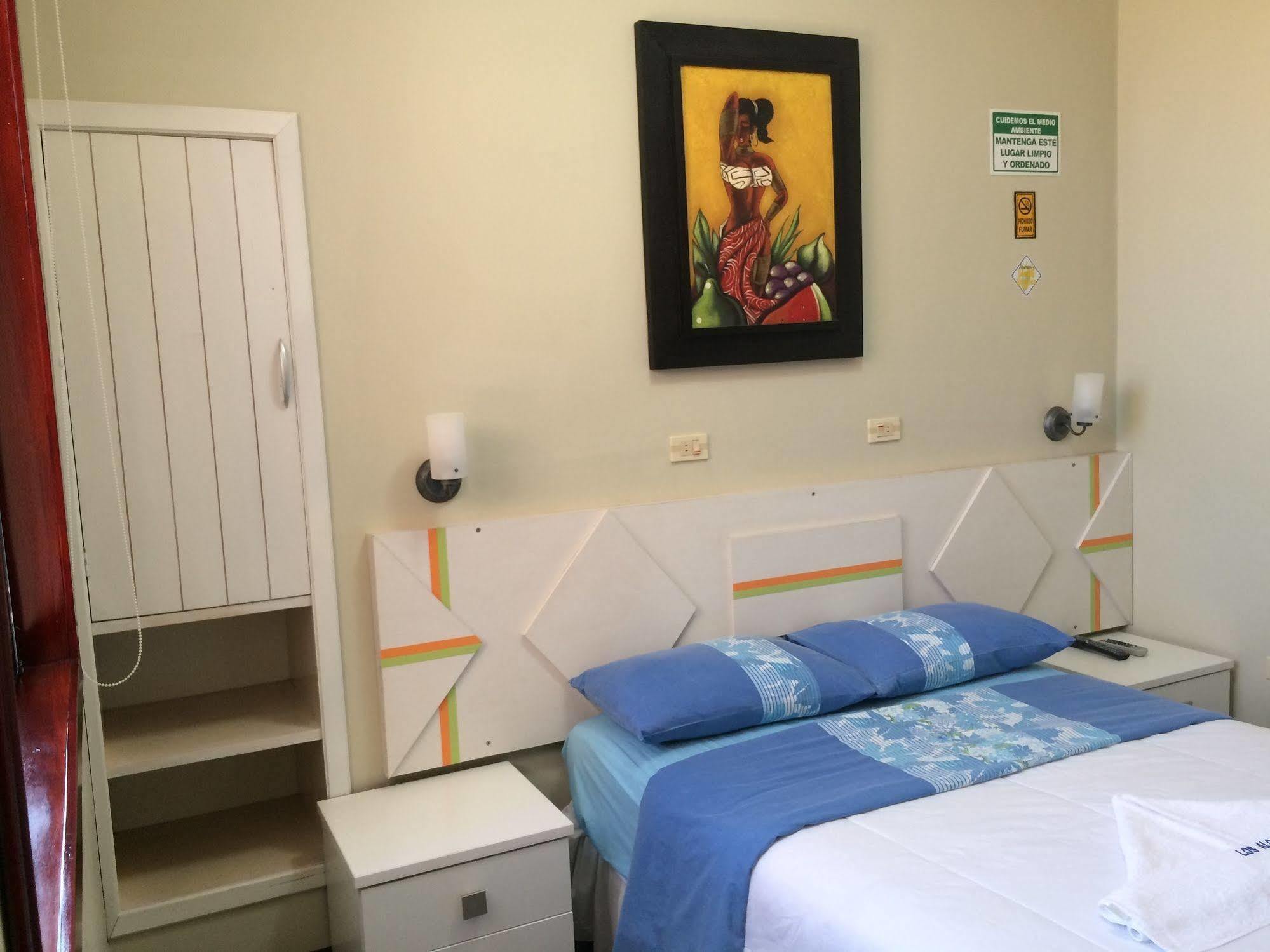 Hotel Los Algarrobos Puerto Baquerizo Moreno Bagian luar foto