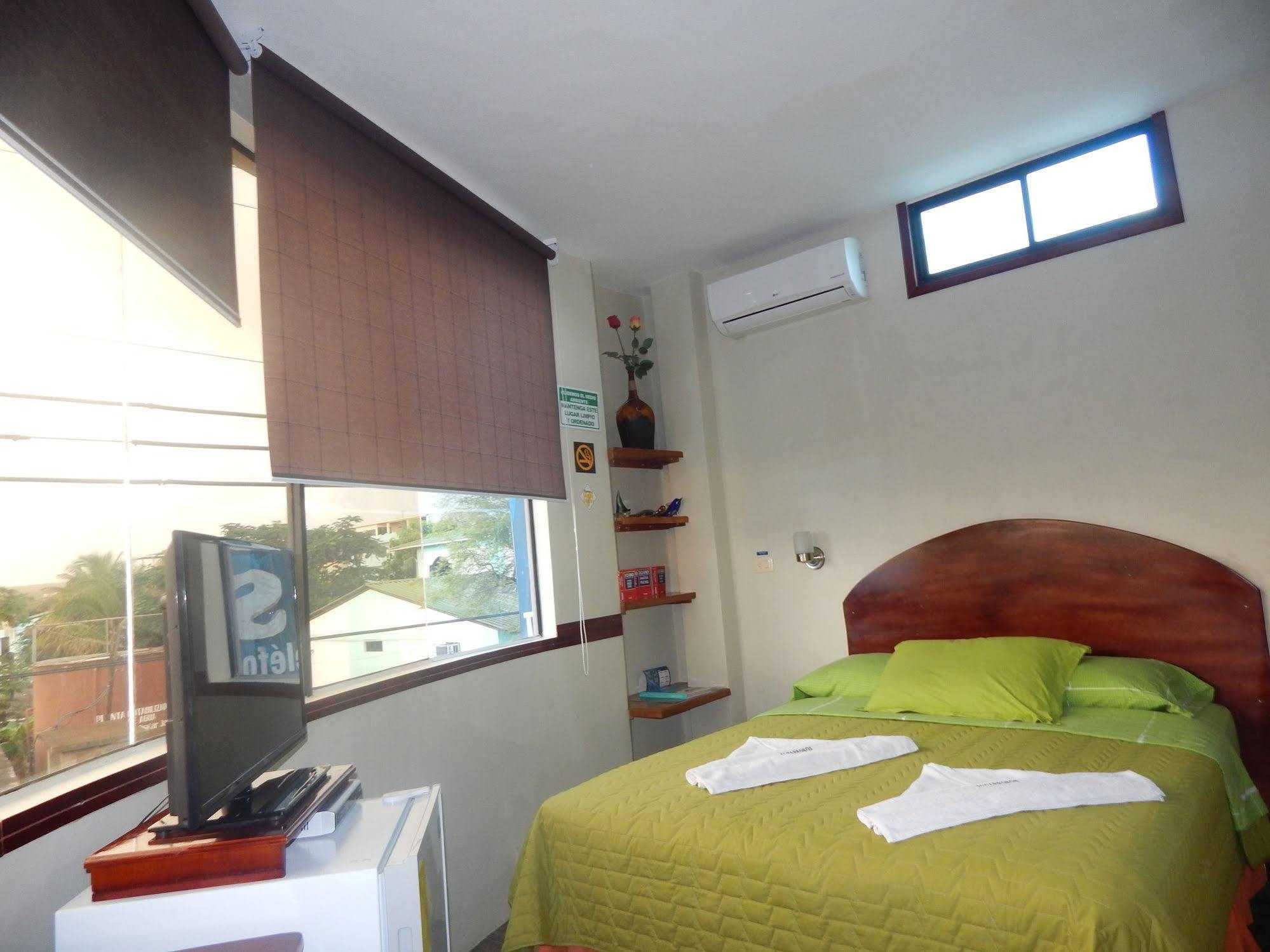 Hotel Los Algarrobos Puerto Baquerizo Moreno Bagian luar foto
