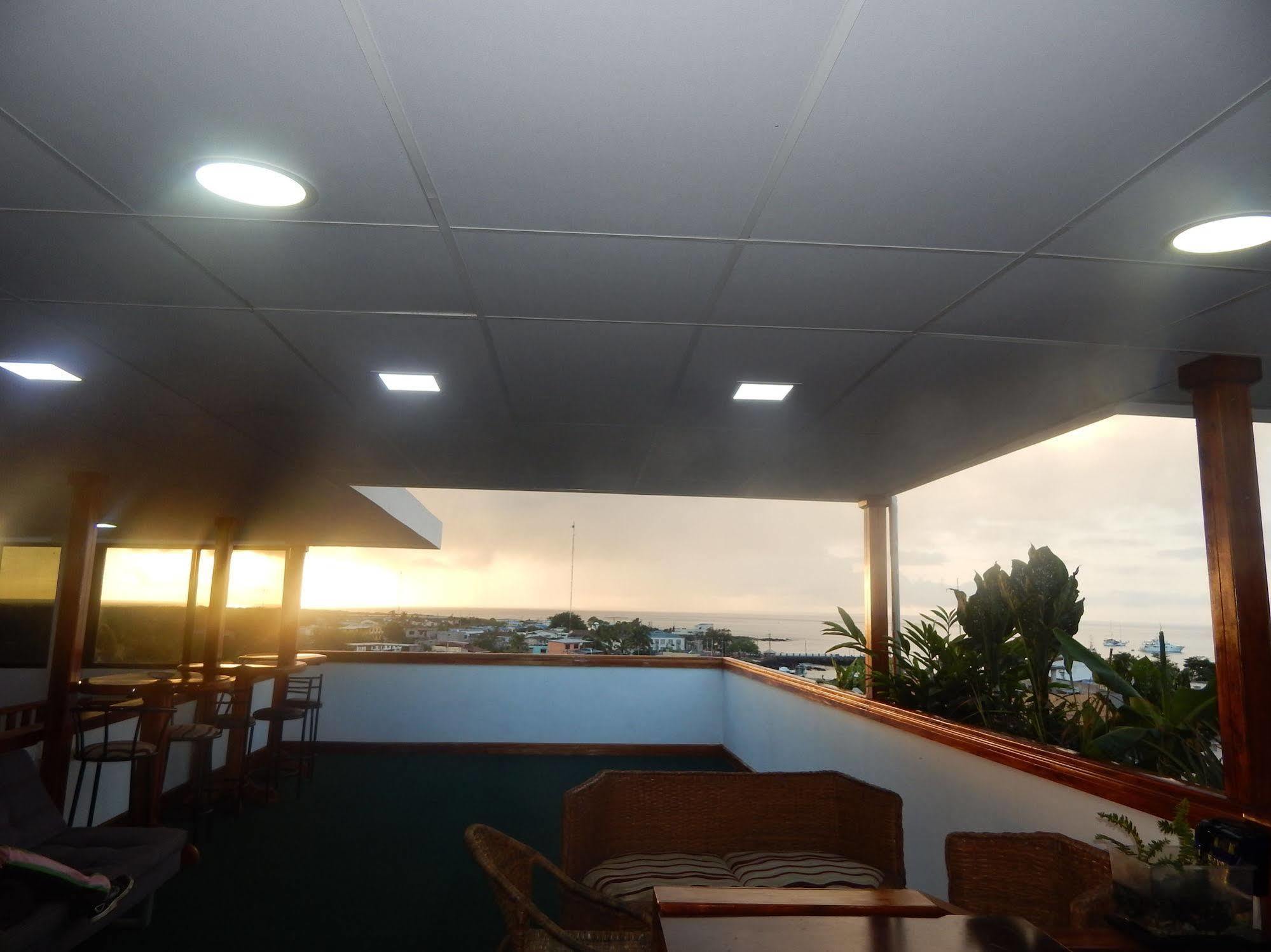 Hotel Los Algarrobos Puerto Baquerizo Moreno Bagian luar foto