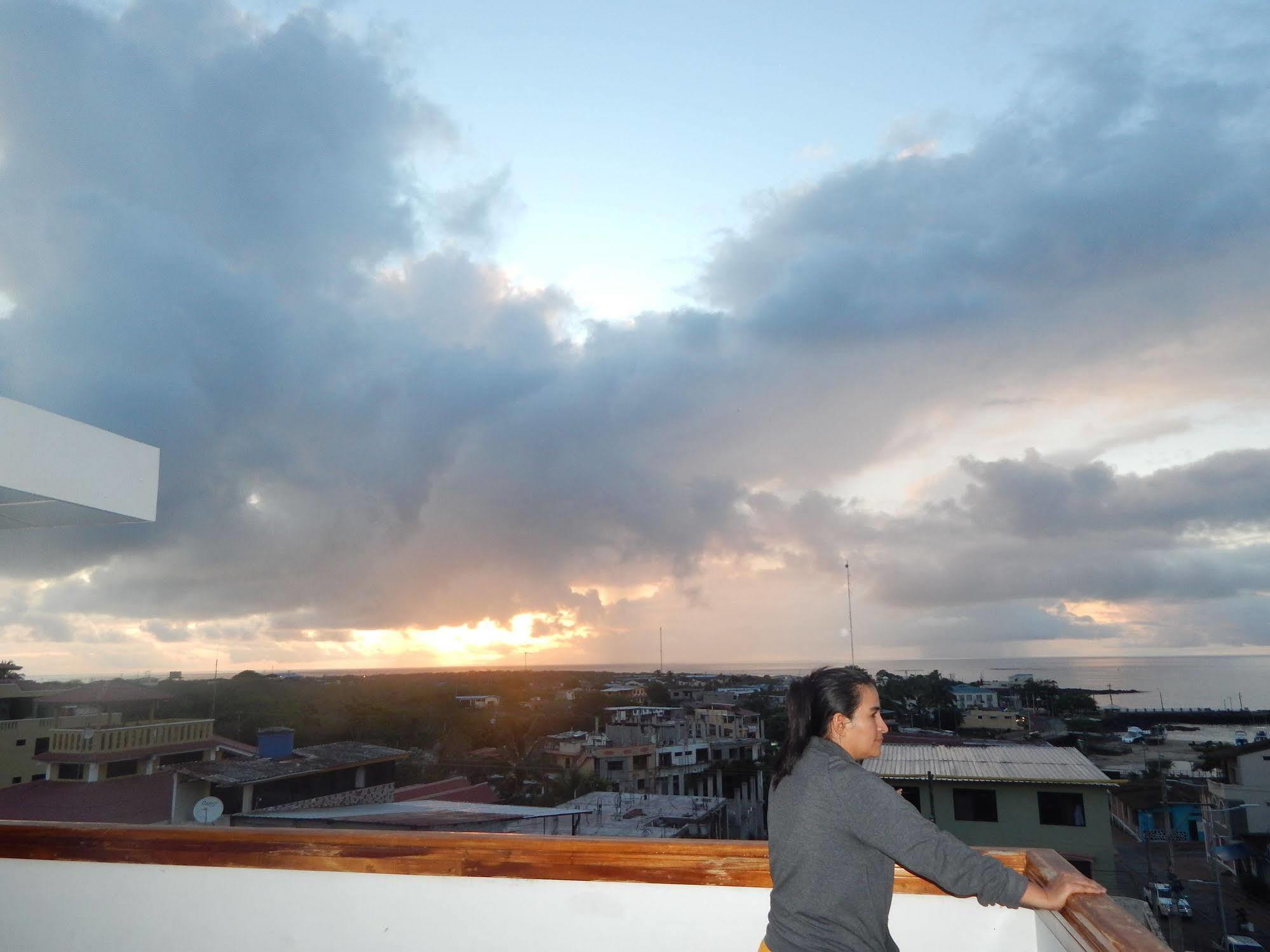 Hotel Los Algarrobos Puerto Baquerizo Moreno Bagian luar foto