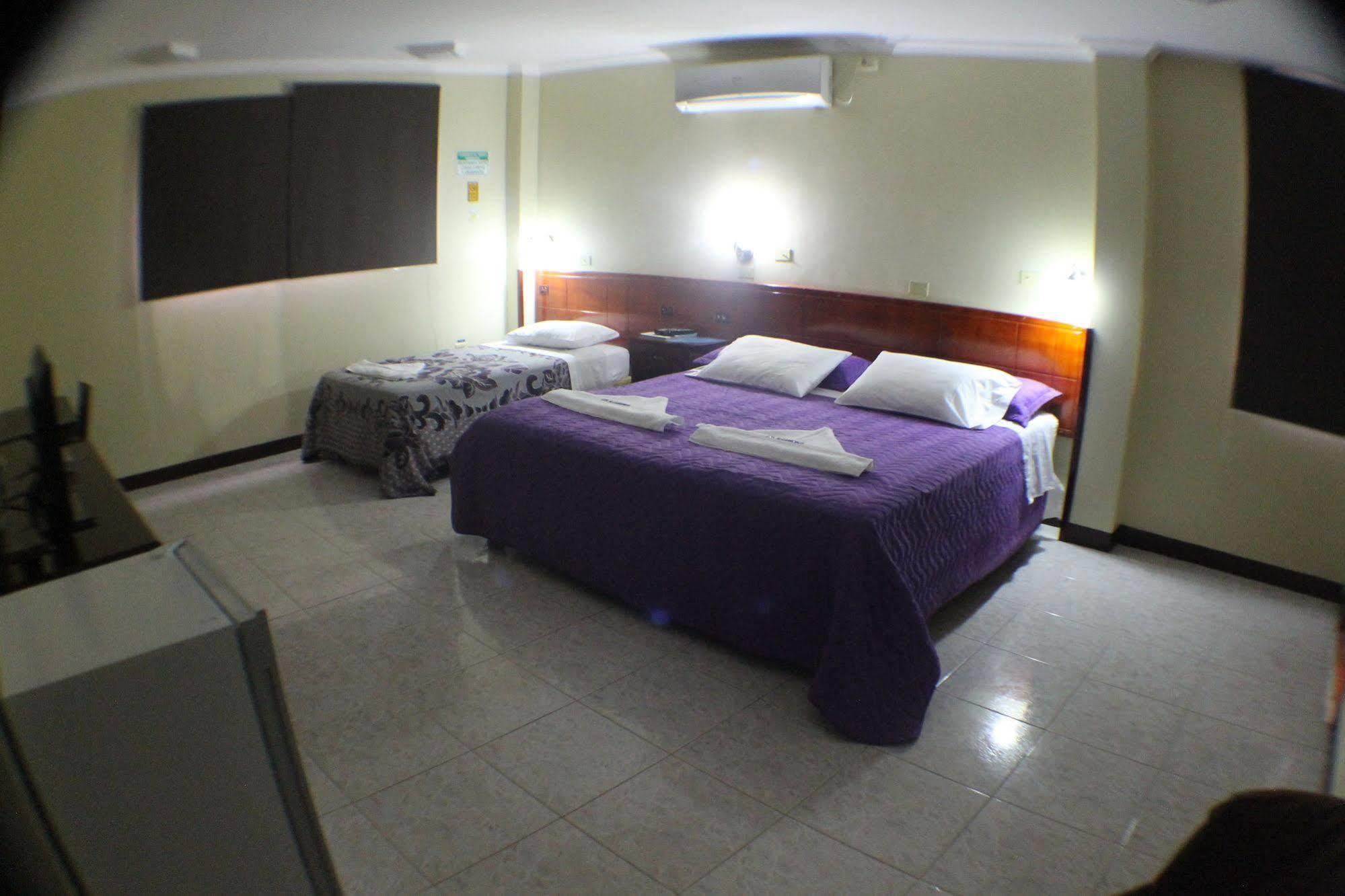 Hotel Los Algarrobos Puerto Baquerizo Moreno Bagian luar foto